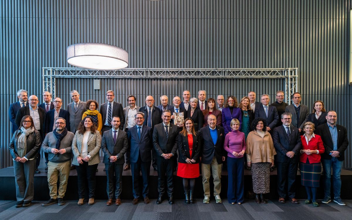 Fotografia de família amb tots els assistents i les autoritats