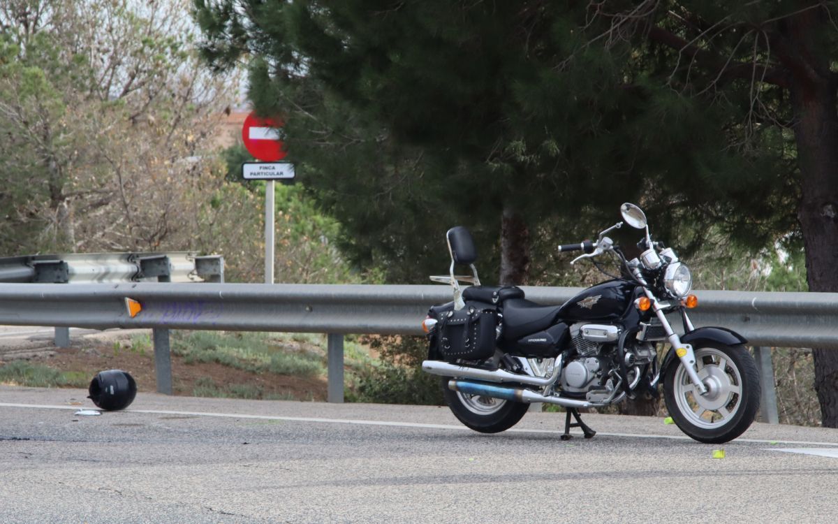 La motocicleta accidentada abans de ser retirada.