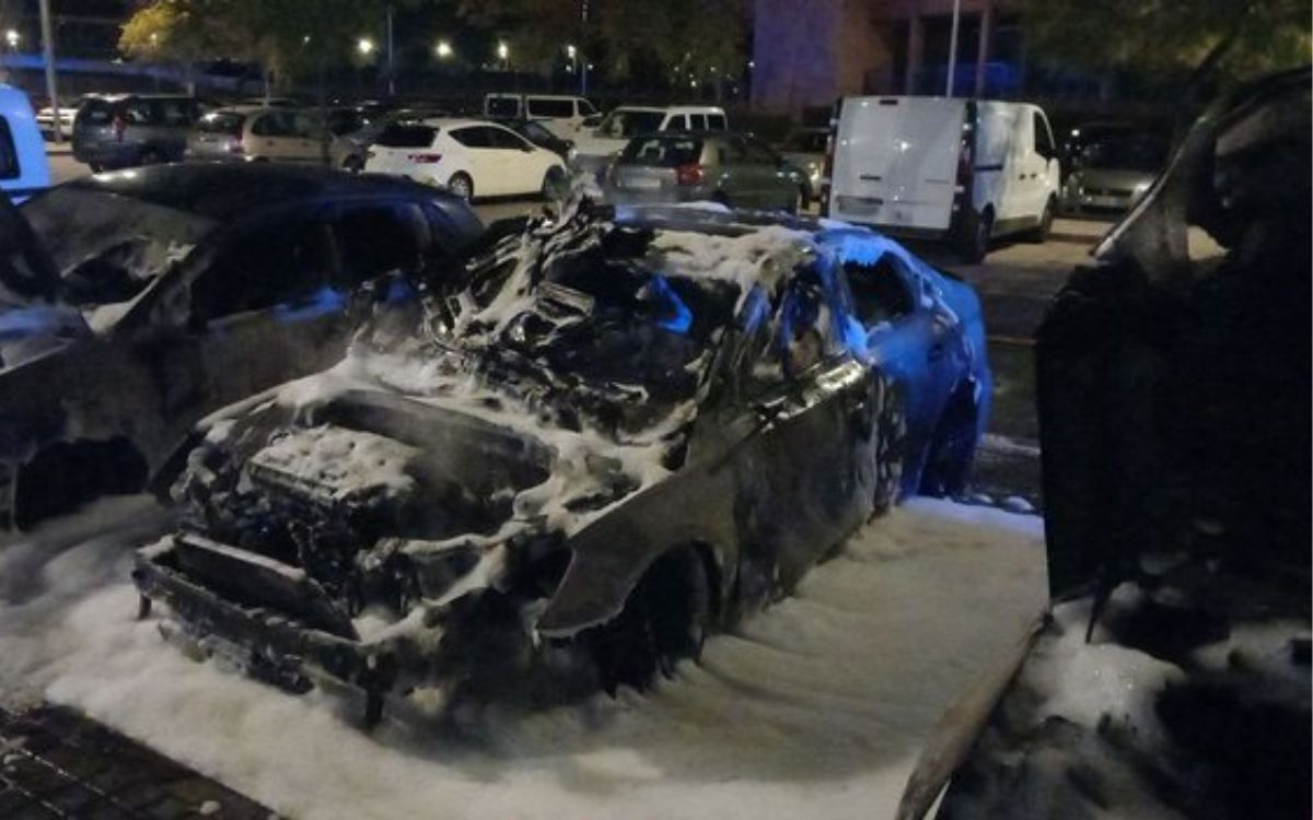 Imatge d'un dels vehicles que ha quedat calcinat a Tarragona.