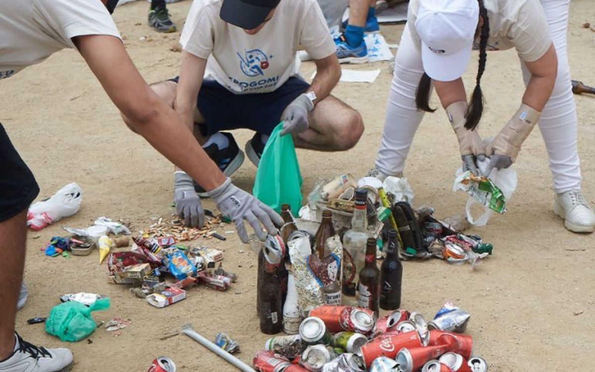 Imatge d'arxiu d'una recollida de residus a la platja de Barcelona