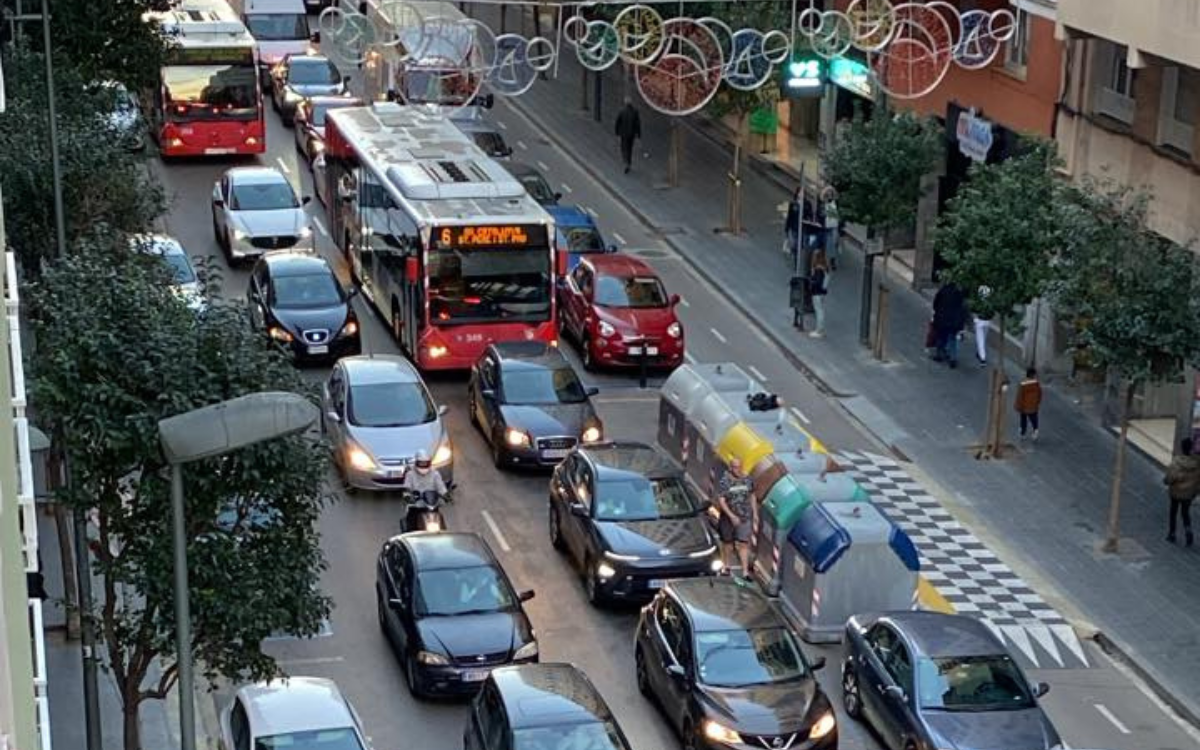 La presència de vehicles aparcats en doble fila provoca de manera habituals congestió de circulació al carrer Pere Martell.