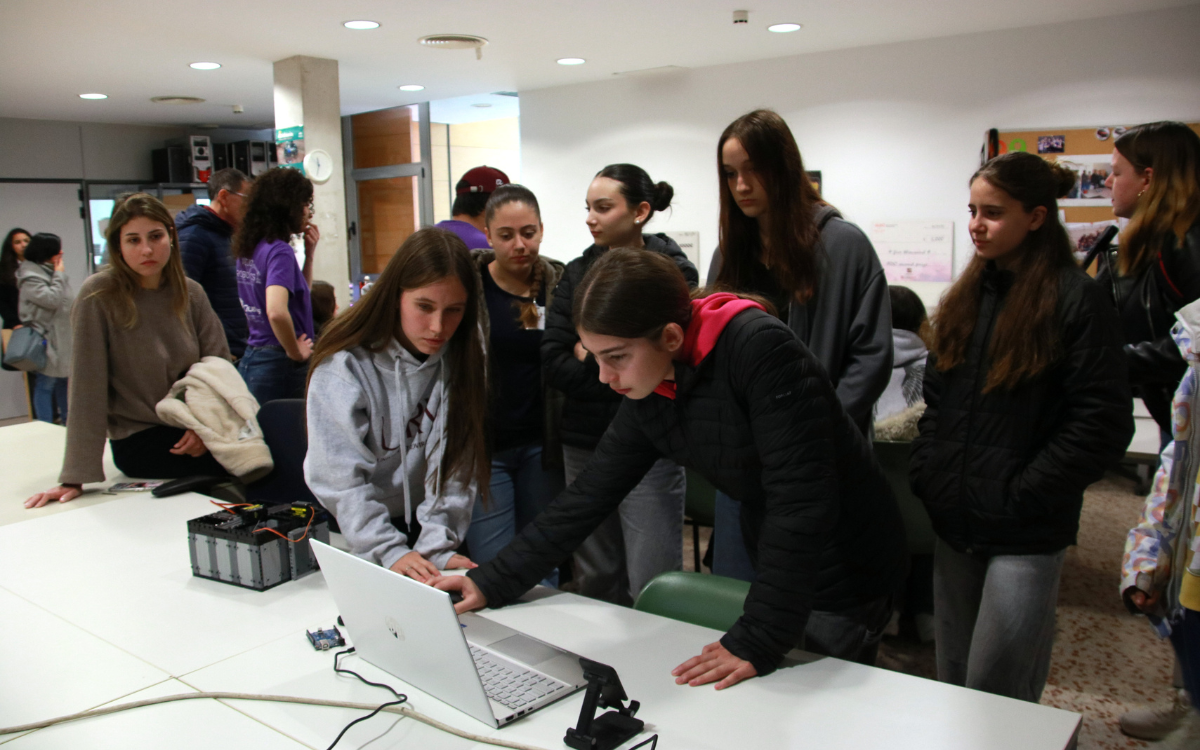 Un grup de noies participant en un dels tallers de la jornada Girls' Day organitzada a la URV.