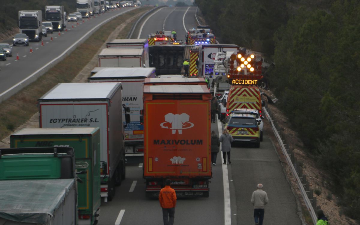 Cues quilomètriques en tres vies a l'Hospitalet de l'Infant després de l'accident mortal.