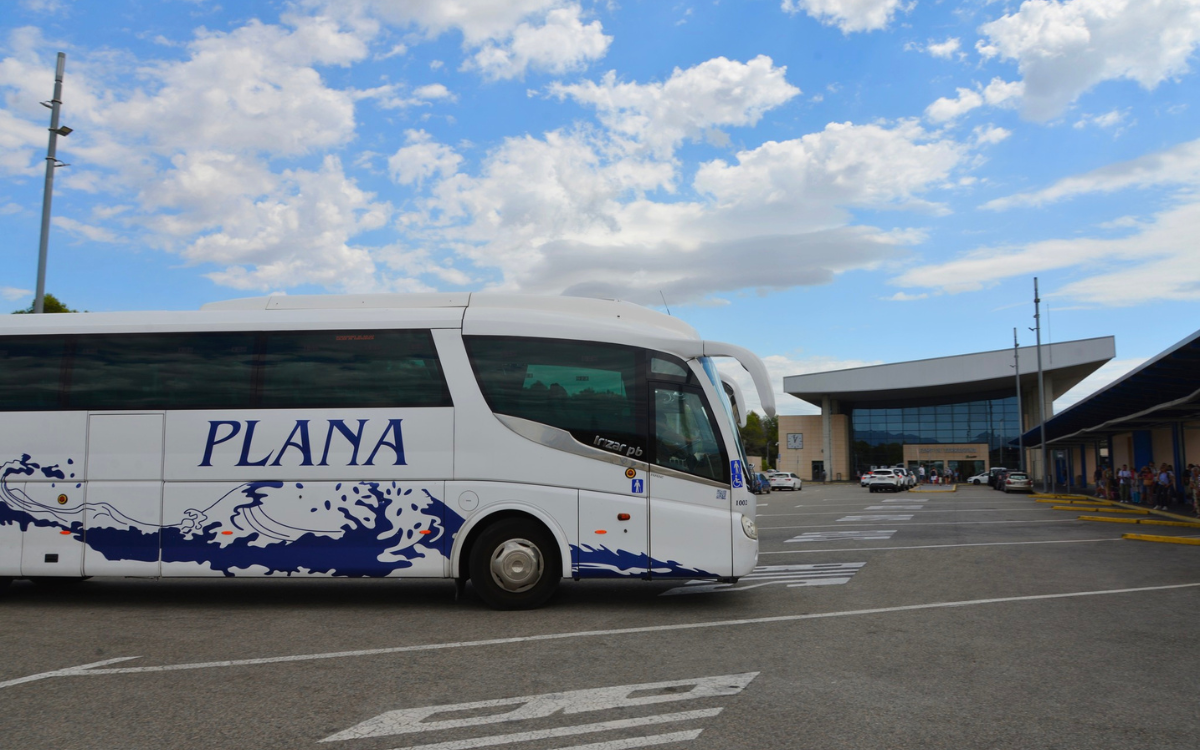 Imatge d'un autobús a l'entrada de l'estació de l'AVE del Camp de Tarragona.