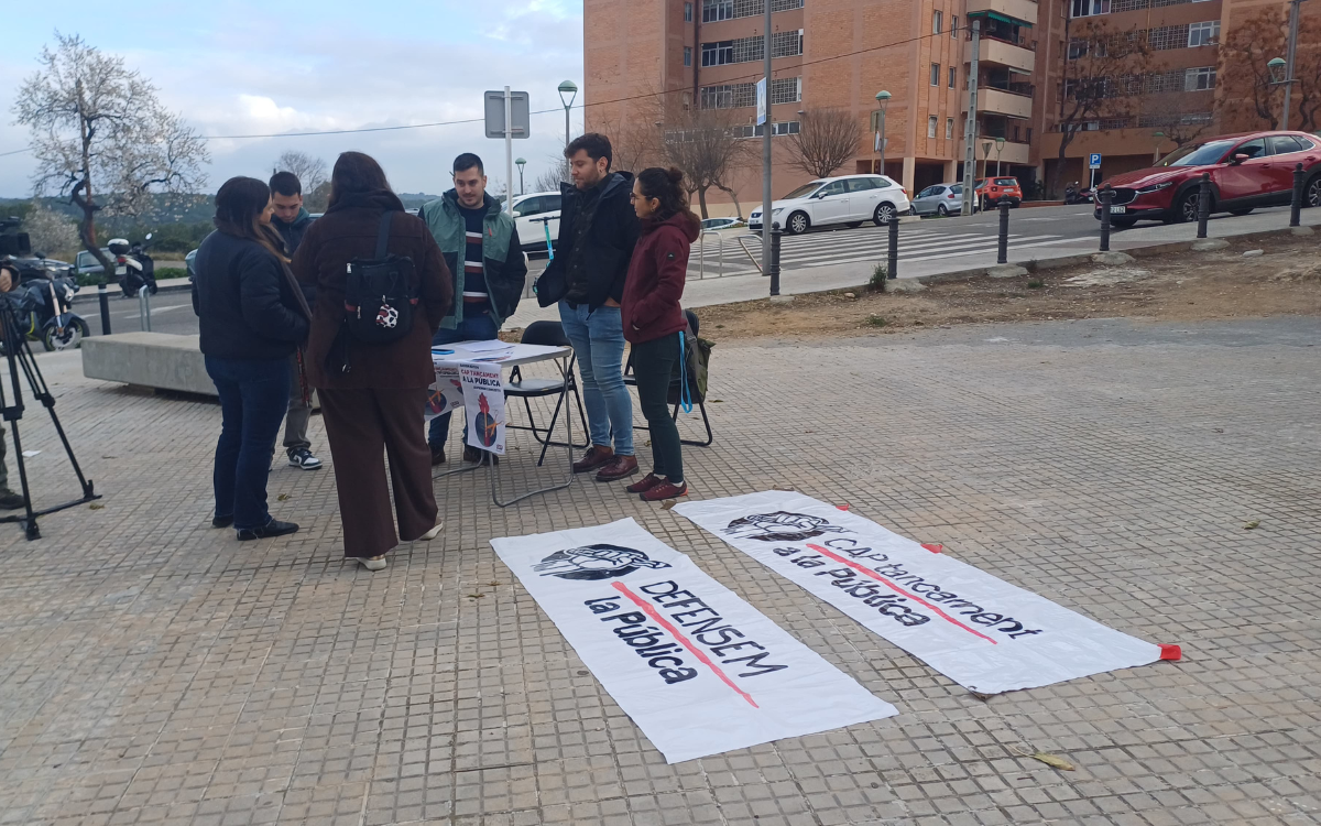 La roda de premsa s'ha fet a les portes de l'Institut Sant Pere i Sant Pau, on està planificada l'eliminació d'una línia de primer d'ESO.