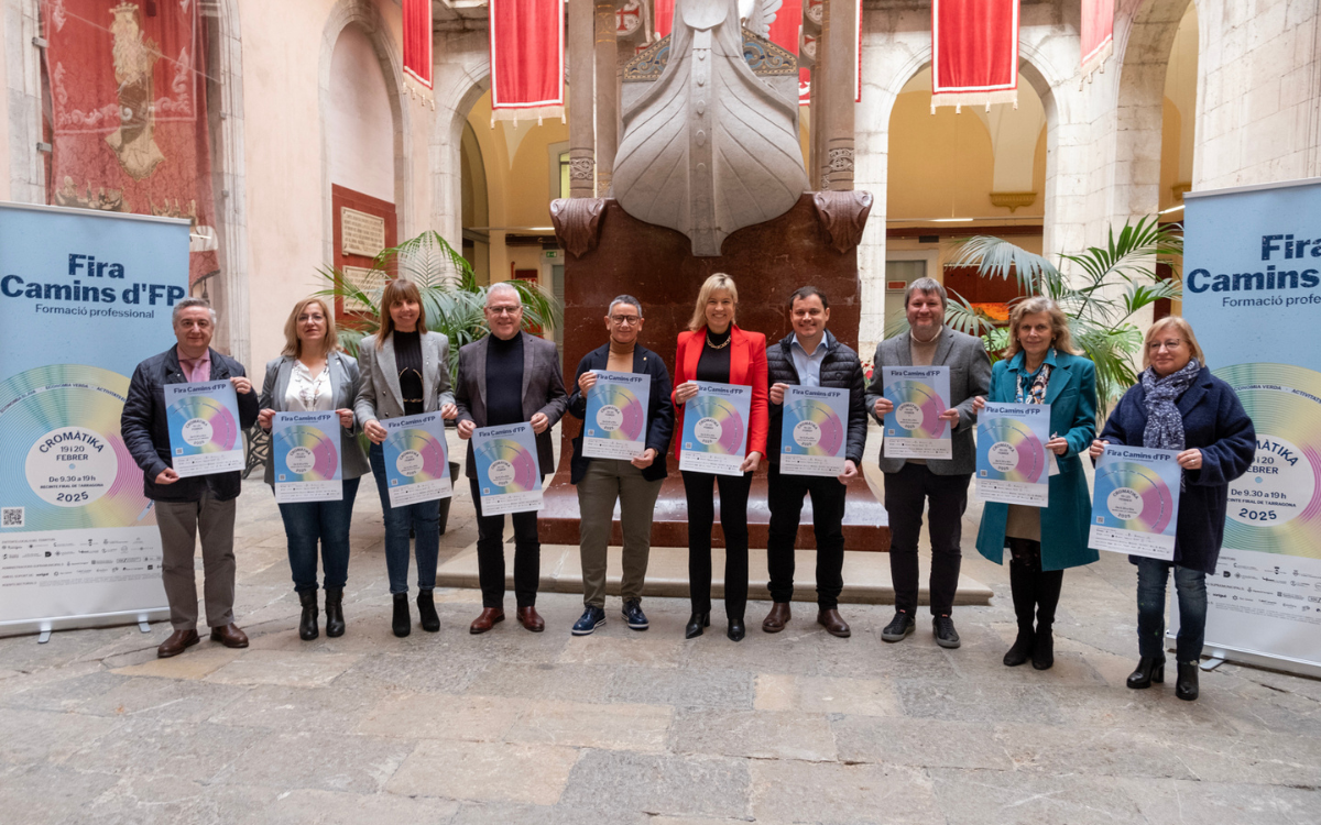 Foto de família de la presentació de la sisena edició de la Fira Camins d'FP que s'ha fet al Pati Jaume I de l'Ajuntament de Tarragona.