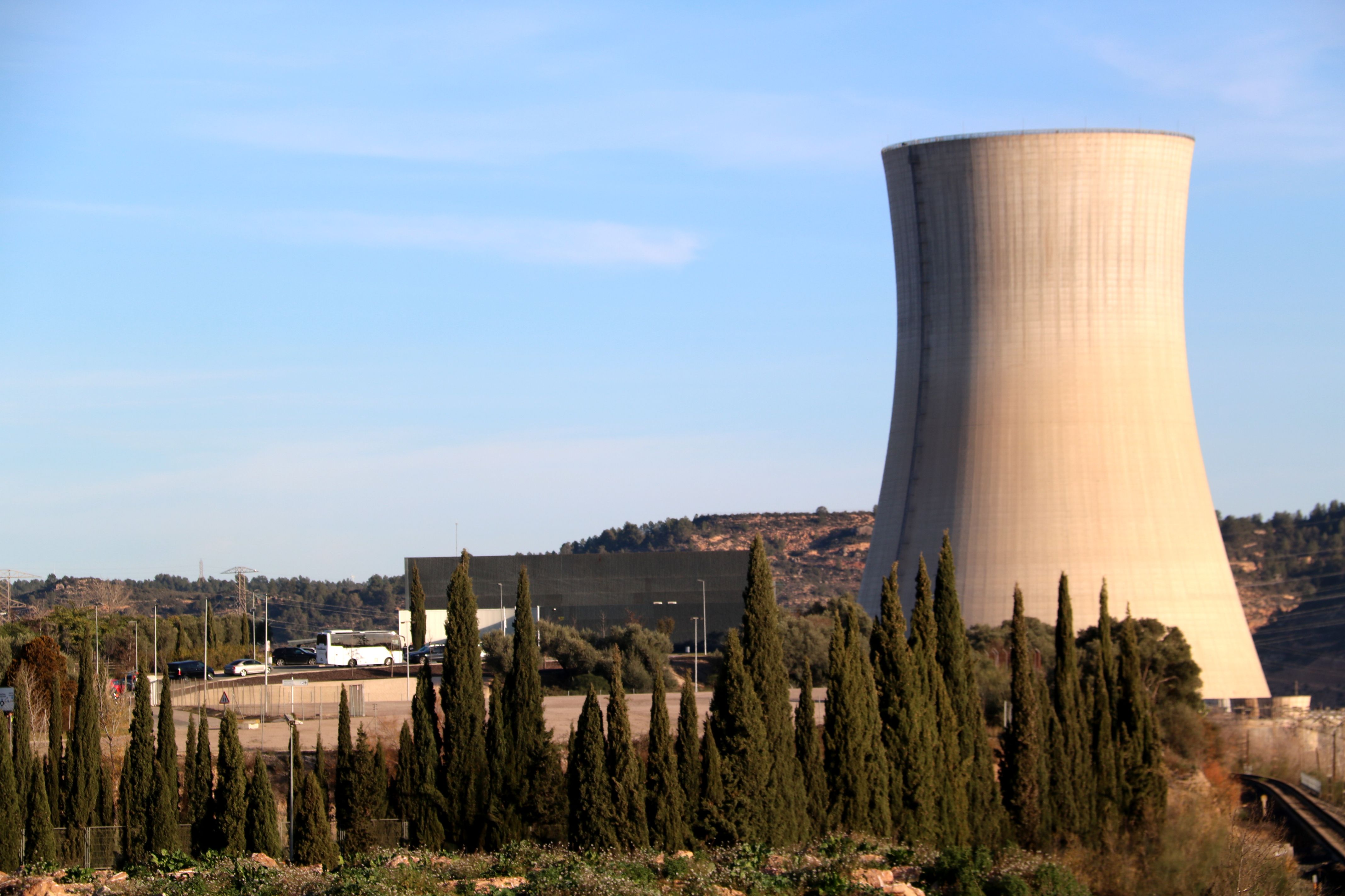 Torre de condensació de la central nuclear d'Ascó.