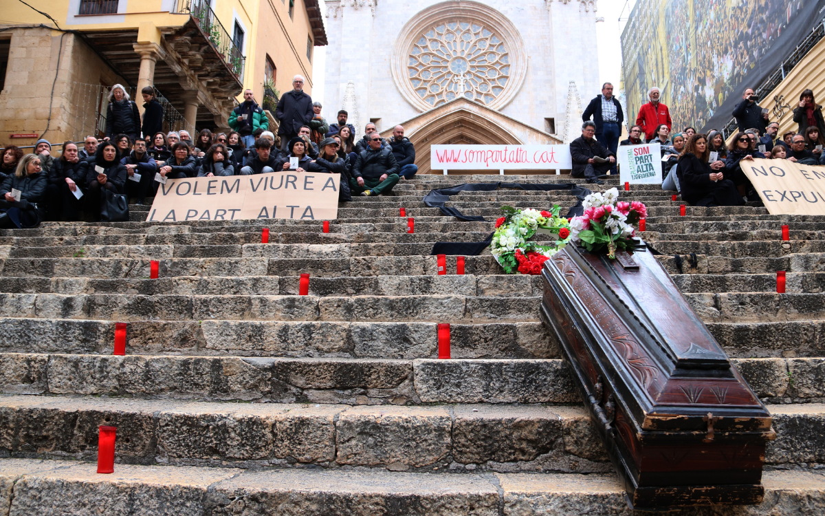 Un centenar de persones han escenificat "la mort de la Part Alta" de Tarragona amb un funeral i una pregària col·lectiva.