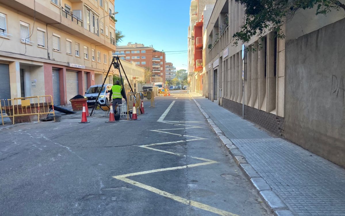 Imatge d'arxiu d'un operari treballant al carrer del Dr. Ferran