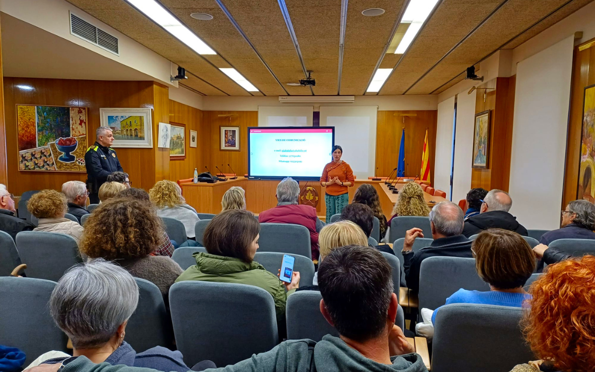 L'Ajuntament d'Altafulla va explicar als veïns les novetats en la mobilitat al carrer de Dalt i voltants.