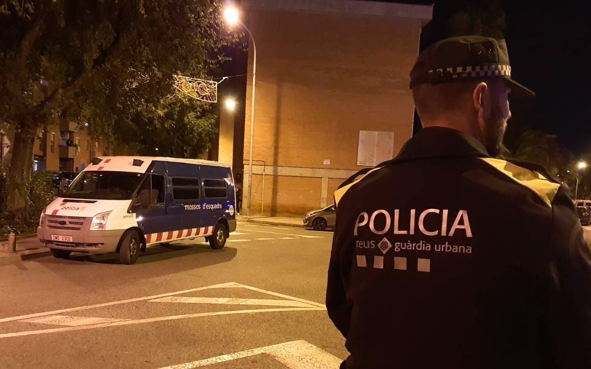 Imatge d'un control policial preventiu a l'accés al barri