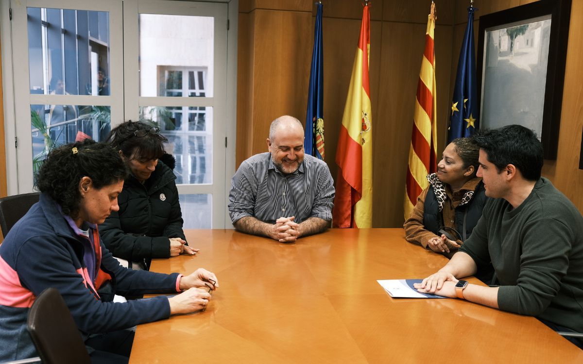 L'alcalde s'ha reunit amb les treballadores per transmetre l'acord