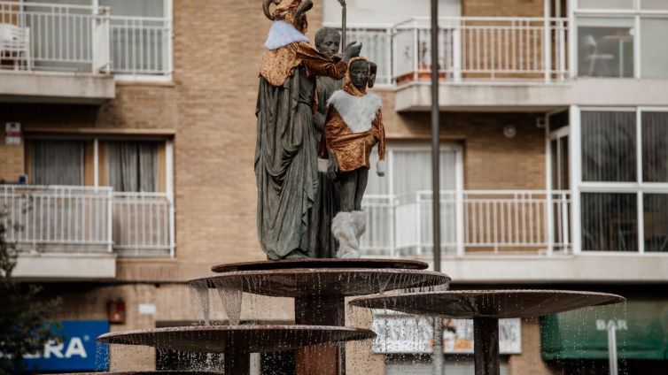 Diverses estàtues es disfressen a Reus per Carnaval. Fotografies: L.S.