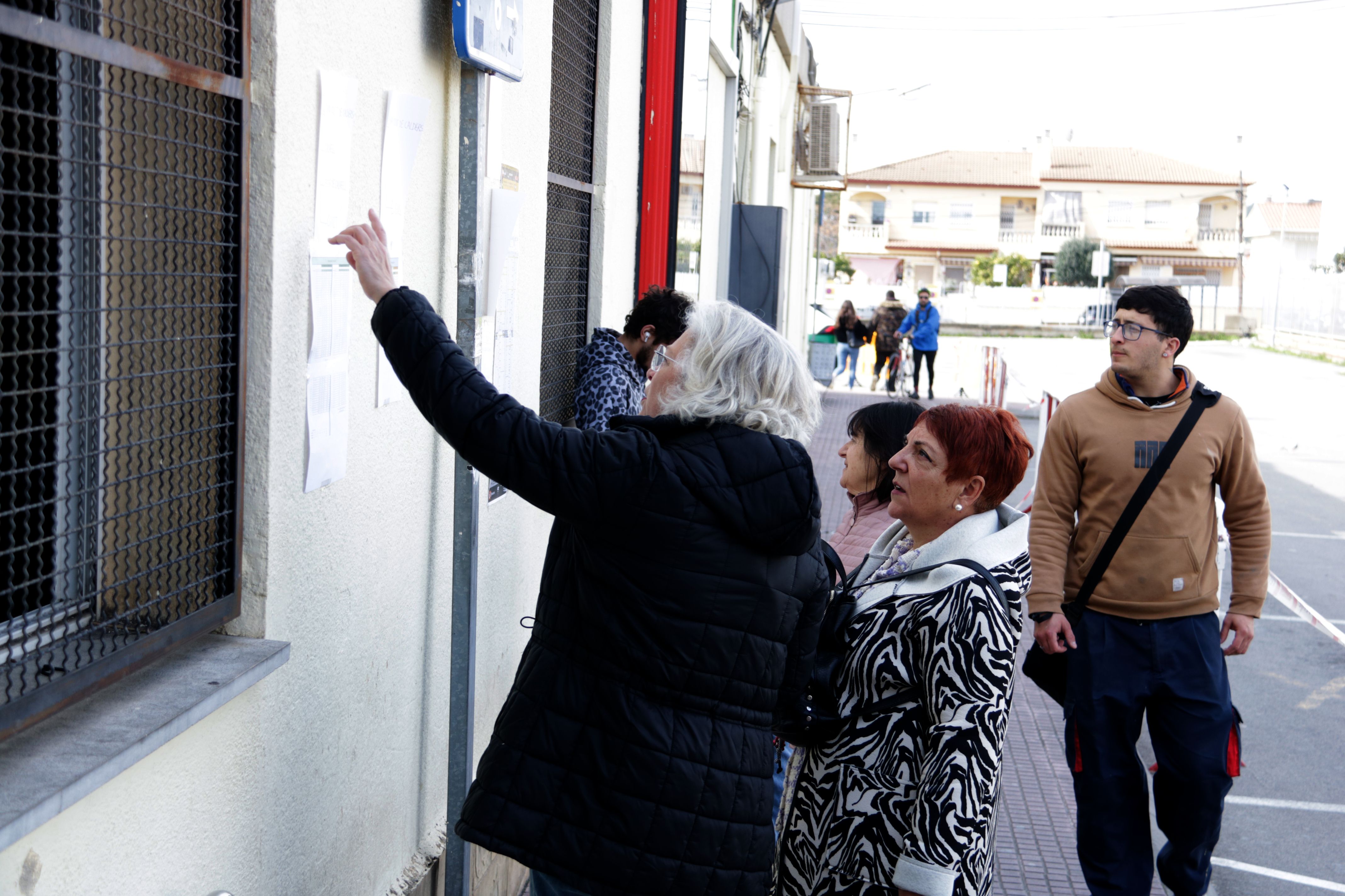 Viatgers consultant informació a l'estació de Sant Vicenç