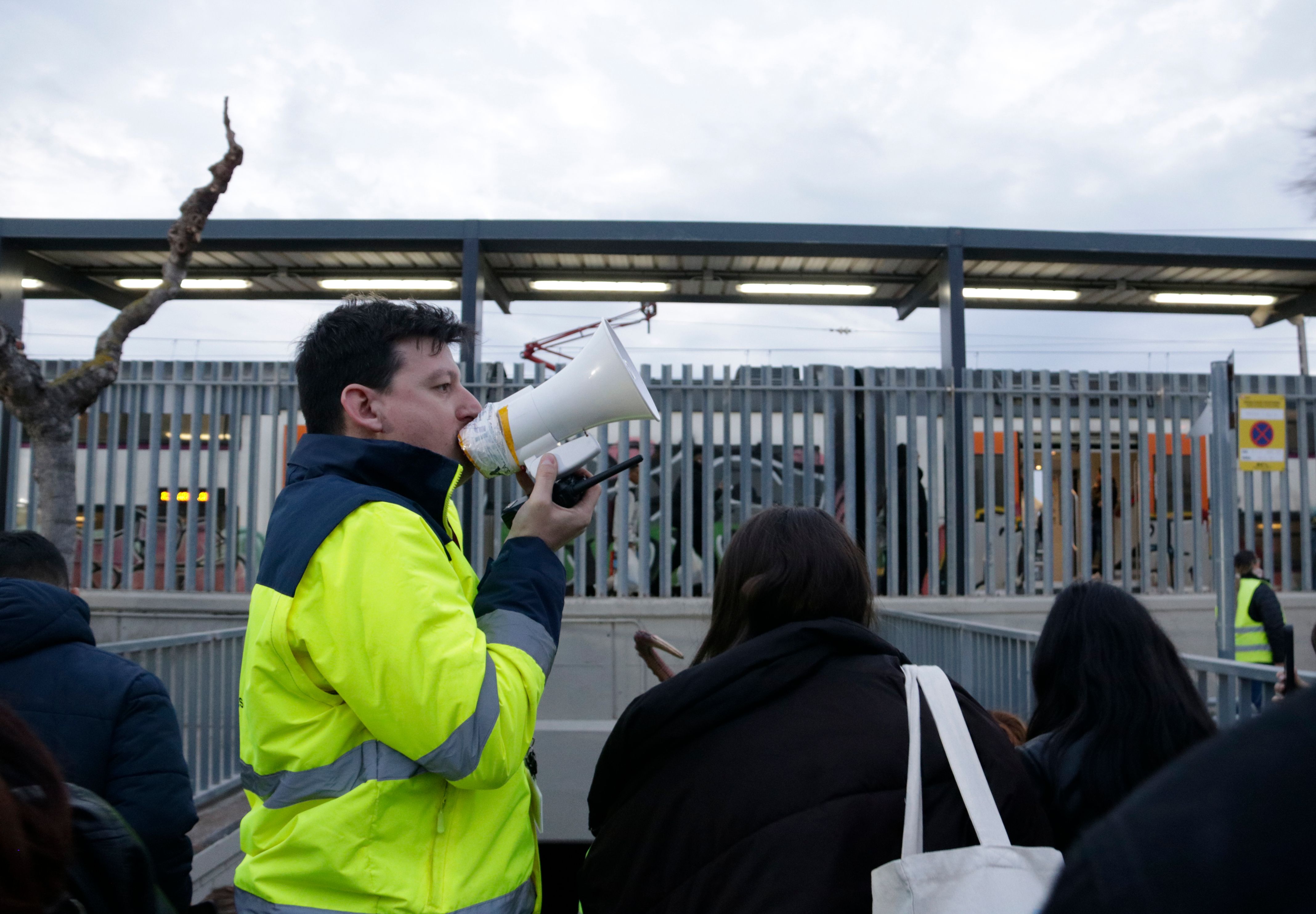 Operaris de Renfe donant instruccions al usuaris a l'estació de Cunit