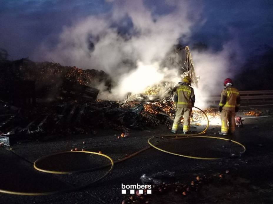 Els bombers treballen en dos incendis de camions a l'AP-7.