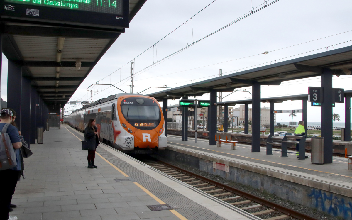 Imatge d'un tren de Rodalies a l'estació de Cunit, aquest dilluns a mig matí.