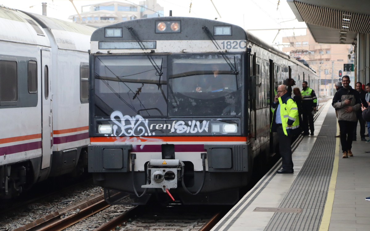 Imatge del primer tren que connecta Tarragona i Barcelona després de cinc mesos.