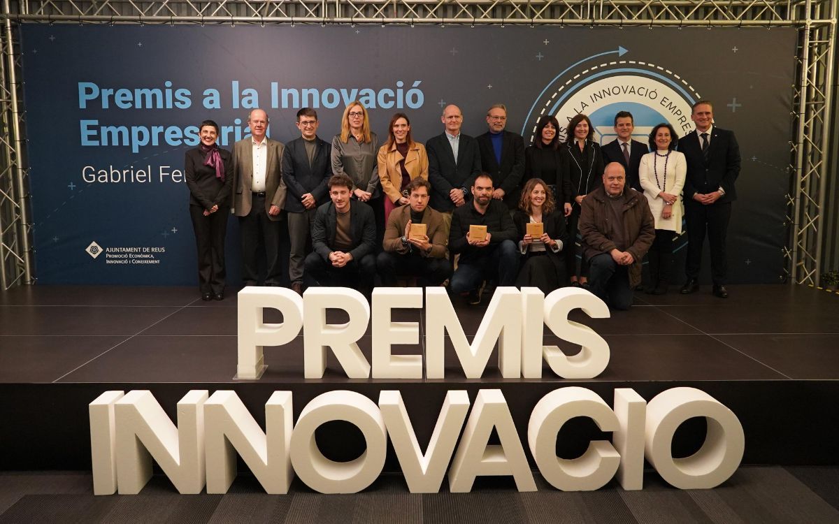 Foto de família dels premiats de la primera edició