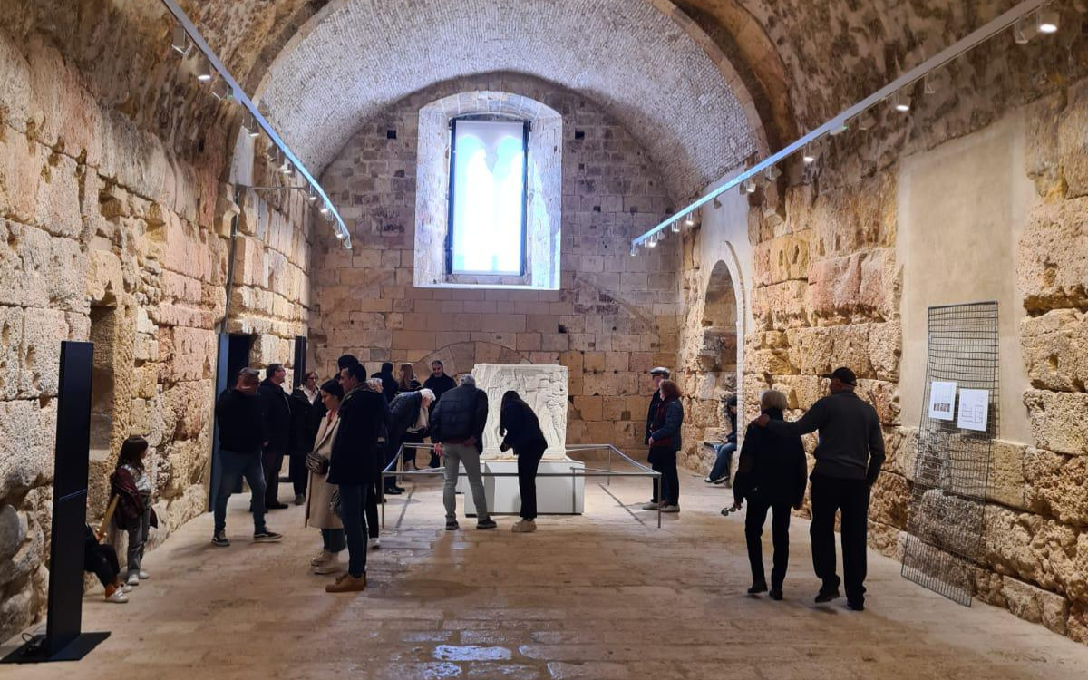 Imatge de diversos visitants a la Sala del Sarcòfag d'Hipòlit, a la Torre del Pretori de Tarragona.