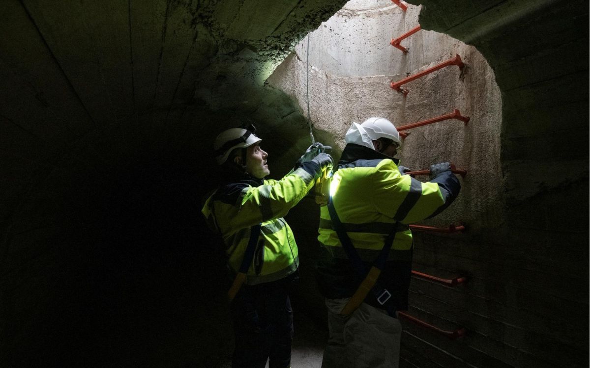 Operaris treballant a l'interior del clavegueram