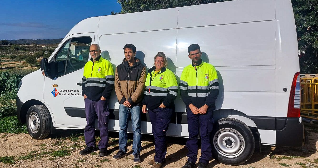 Un dels nous vehicles amb els treballadors municipals