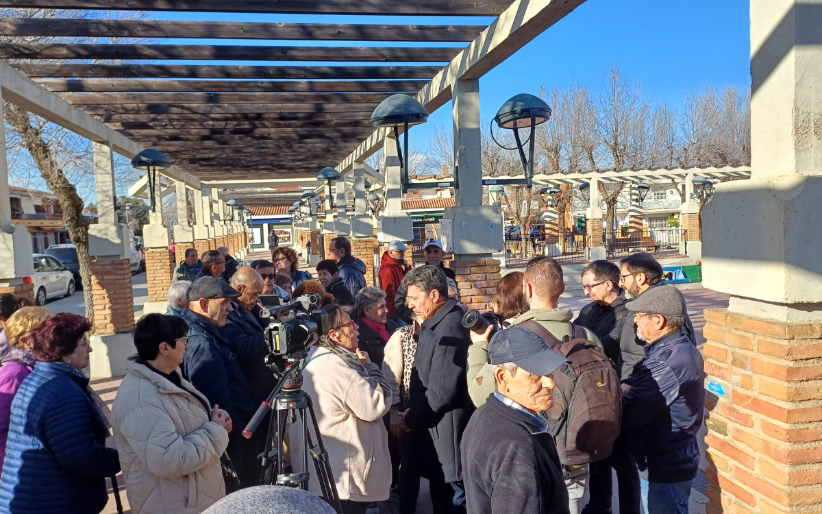 Els veïns i veïnes de Sant Salvador s'han concentrat a la plaça de la l'Església del barri.