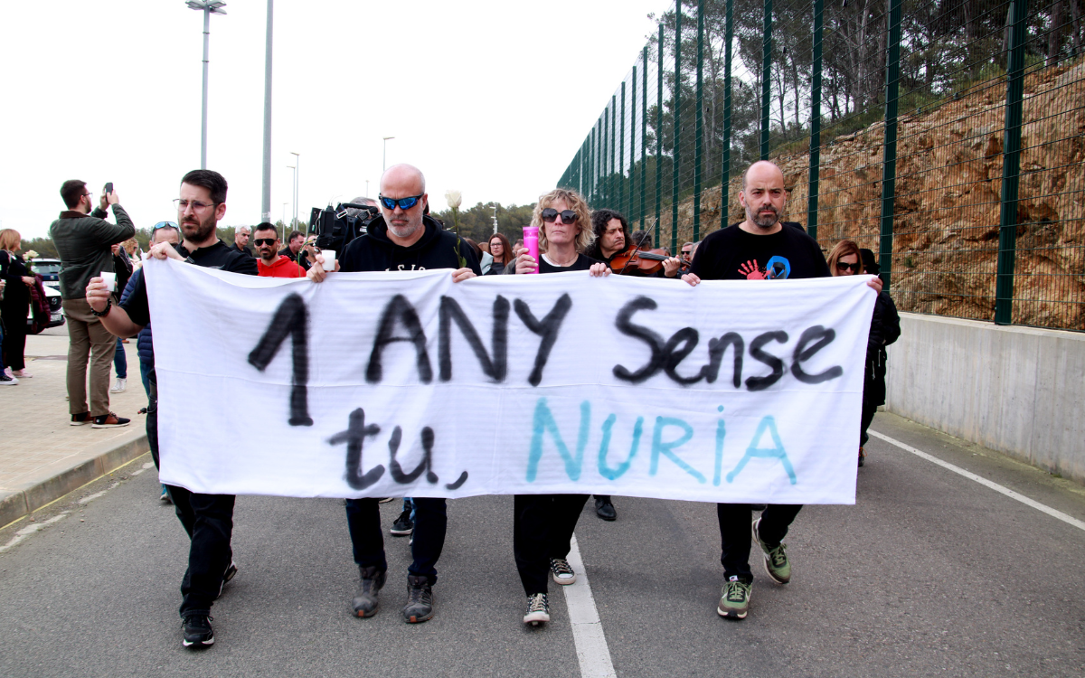 Una de les pancartes que s'ha pogut veure durant l'acte d'homenatge a la Núria, la cuinera de Mas d'Enric que va aser assassinada ara fa un any.