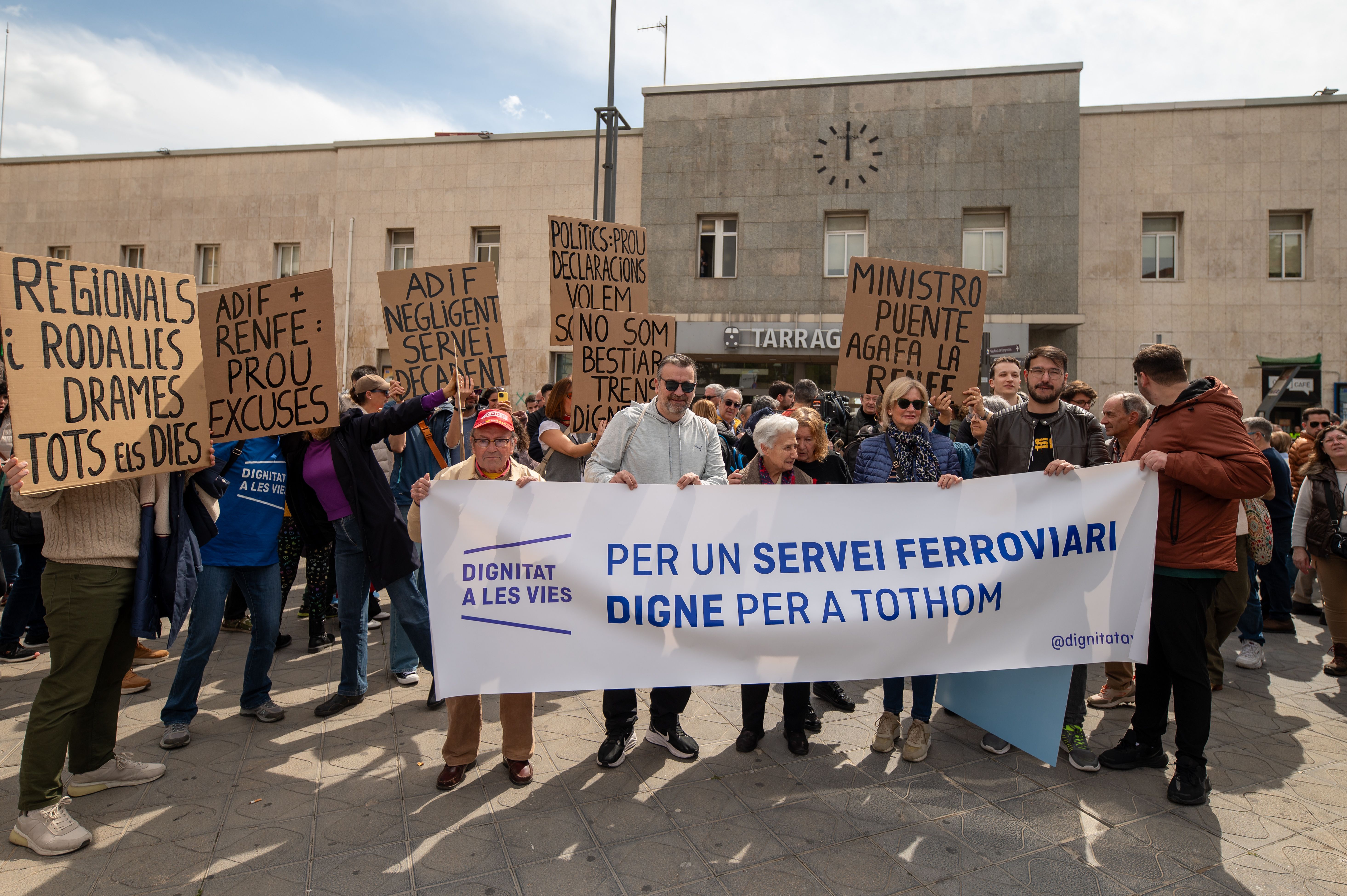 La manifestació davant de l'estació de Tarragona