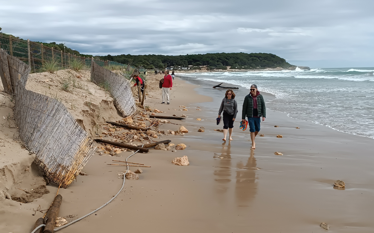 El temporal del cap de setmana ha fet mal a la platja Llarga de Tarragona.