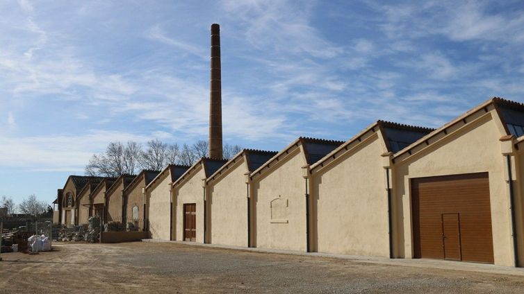 Antiga fàbrica tèxtil del Pla de Santa Maria (Alt Camp), on s'han rehabilitat part de les antigues naus.