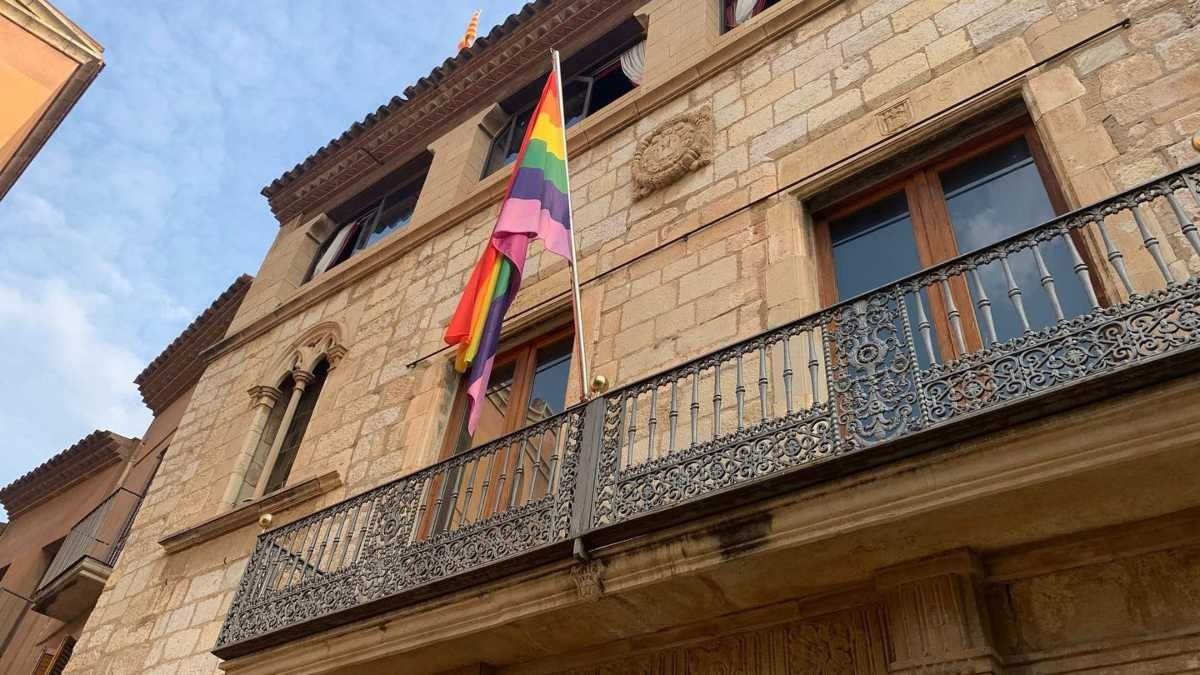 Imatge de la bandera LGTBI+ a l'Ajuntament de Montblanc