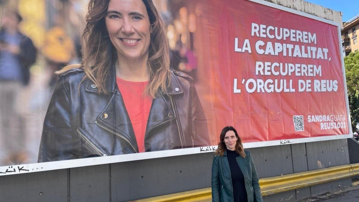 Sandra Guaita ha penjat un cartell de grans dimensions a l'estació d'autobusos de Tarragona