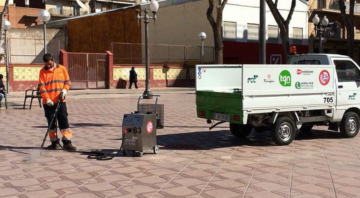 Un operari de l'Ajuntament de Tarragona realitzant tasques de neteja a la via pública.
