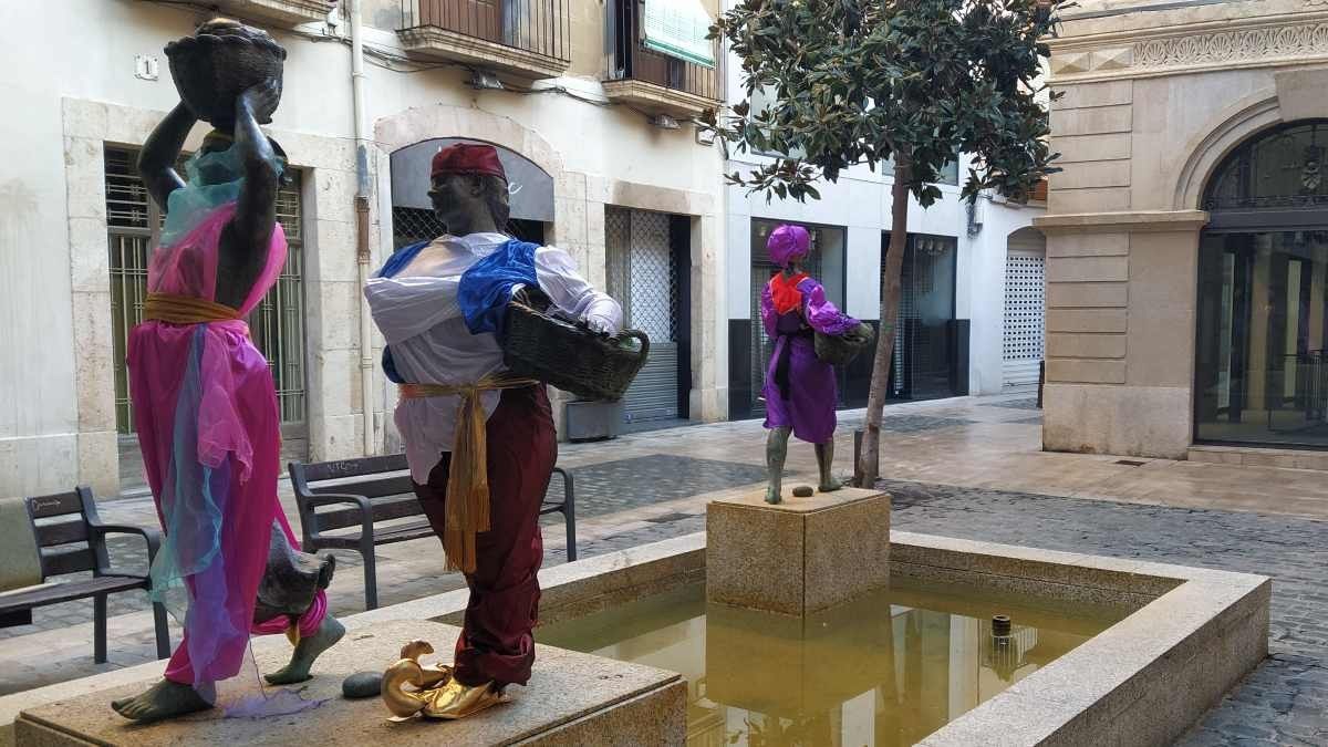 Les colles de Carnaval de Reus disfressen les estàtues per donar el tret de sortida de Carnaval
