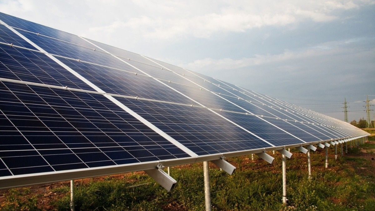 El parc solar de l'Alt Camp tindrà més de 70.000 panells solars.