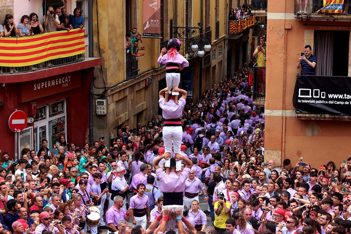 El pilar caminant de la Jove de Tarragona, durant la seva baixada a la plaça de les Cols.