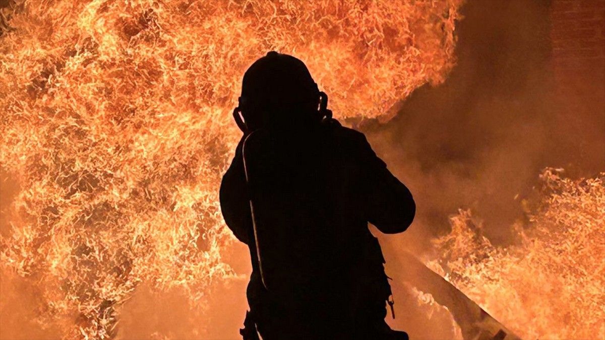 Imatge d'arxiu d'un bomber apagant un incendi