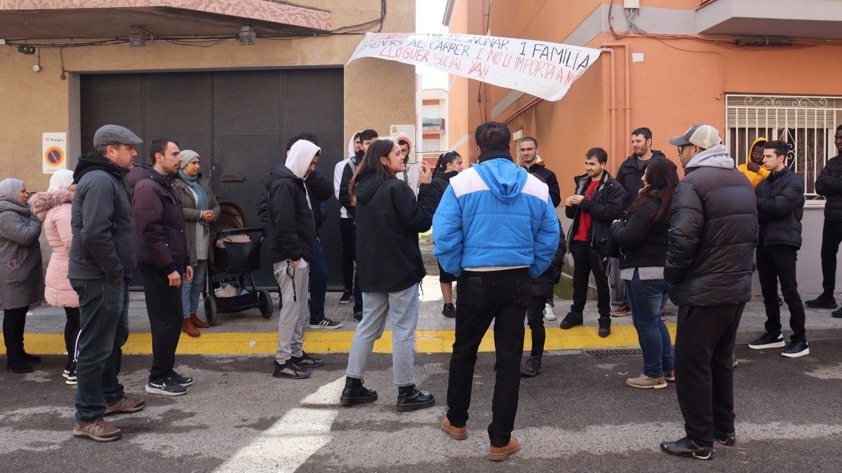 Una trentena de persones que s'han traslladat fins a l'habitatge del Youssef al barri de Torreforta.