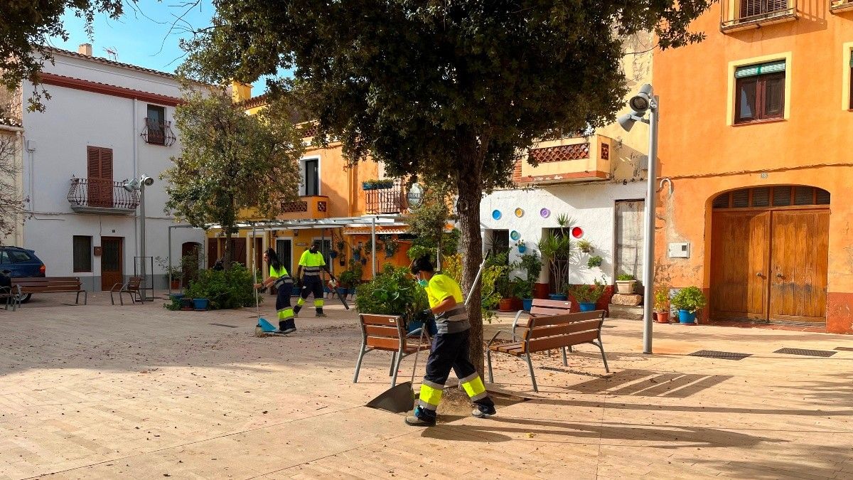 Imatge d'arxiu de treballadors contractats a través del pla d'ocupació municipal.