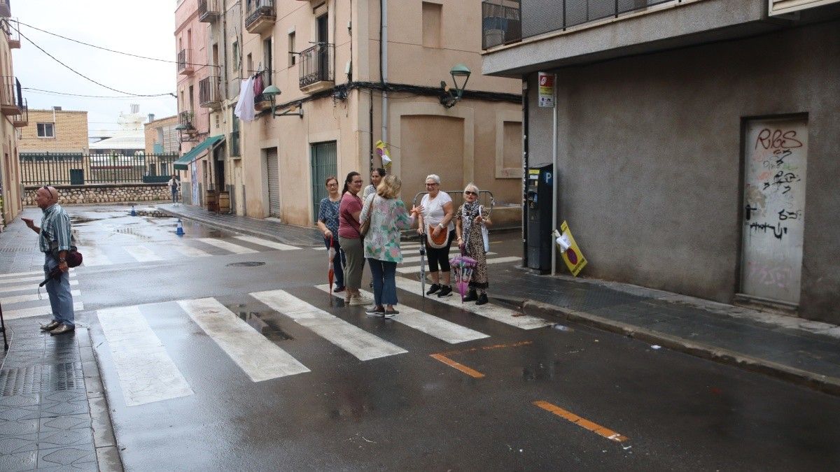 Alguns veïns del Barri del Port al carrer Rebolledo de Tarragona.