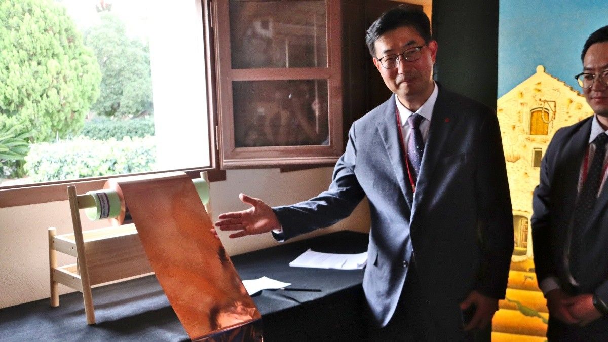 El director general de Lotte Energy Materials, Lim Taeil, mostra un rotlle d'elecfoil, després de la presentació de l'empresa a Mont-roig del Camp.