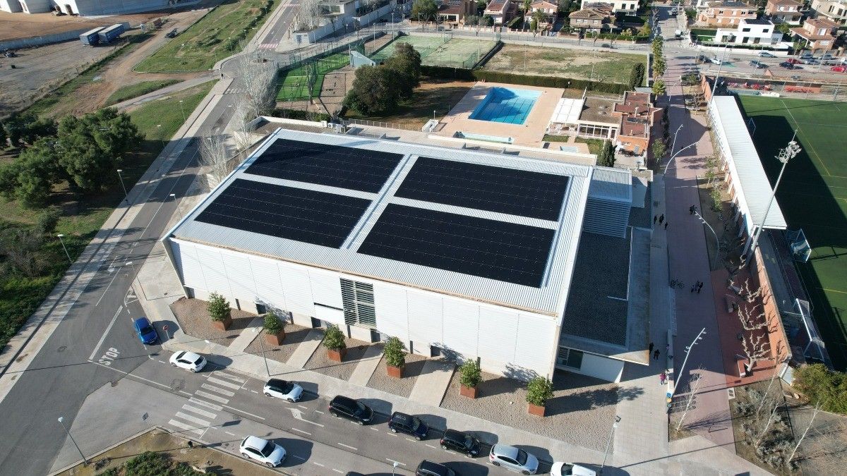 Imatge aèria de les plaques fotovoltaiques instal·lades a la coberta del pavelló del Morell.