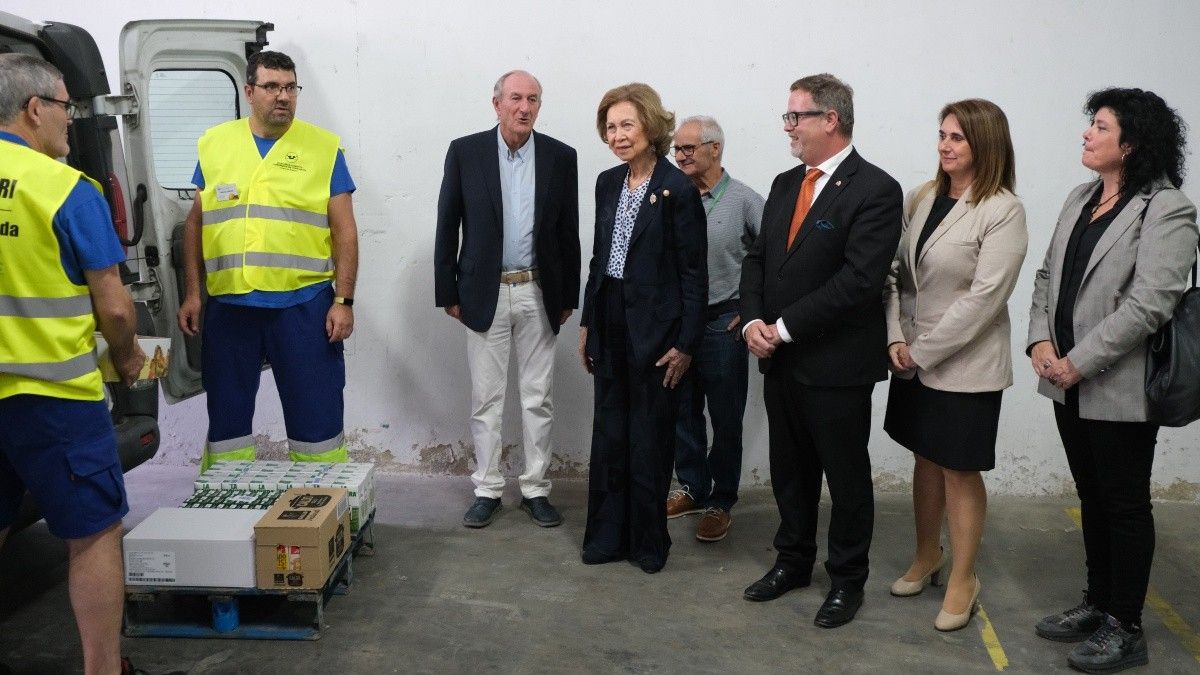 La reina Sofía durant la seva visita a la Fundació Banc dels Aliments de Tarragona