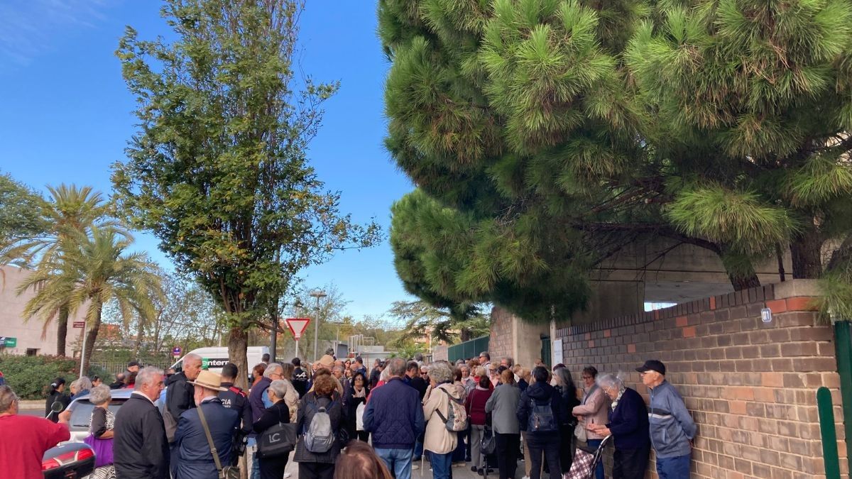 Més d'un centenar de persones s'han concentrat davant de la Residència i Centre de Dia de Gent Gran de Reus aquest divendres 27 d'octubre al matí