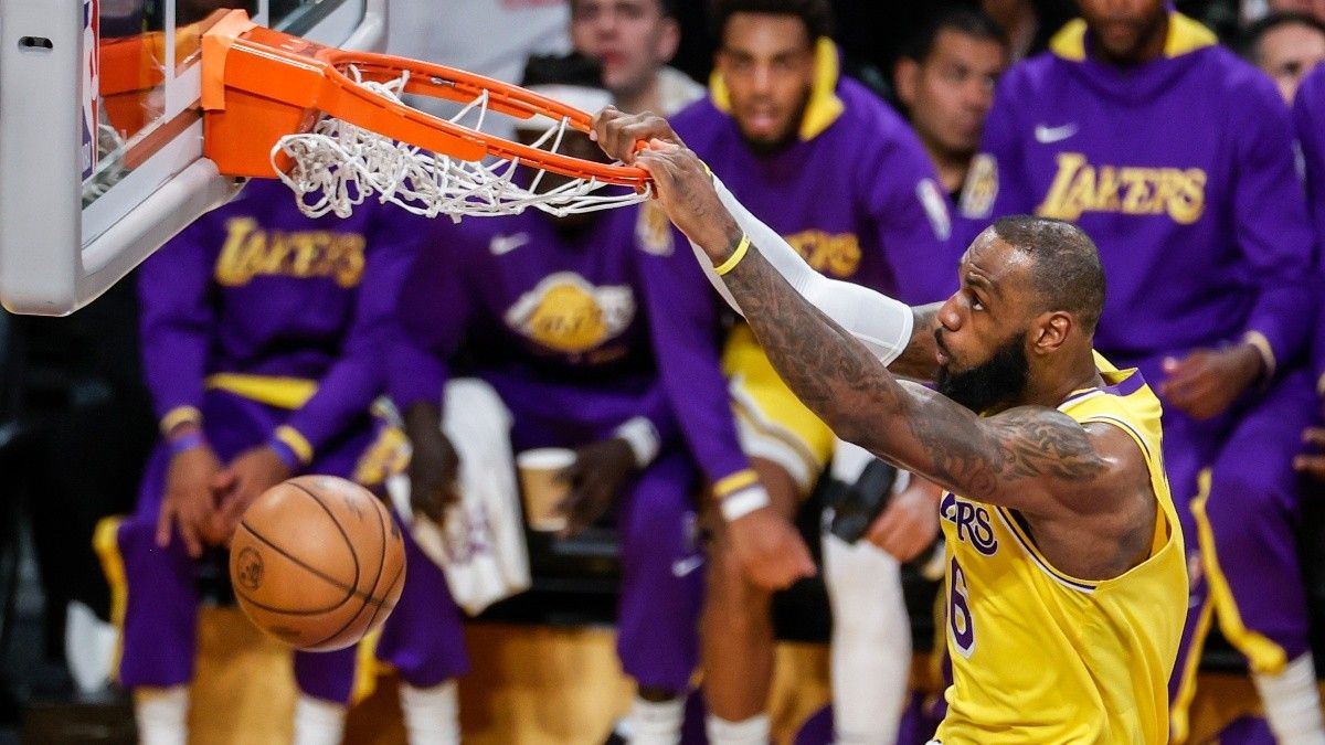 Imatge de Lebron Jame fent una esmaixada amb la samarreta dels Lakers.