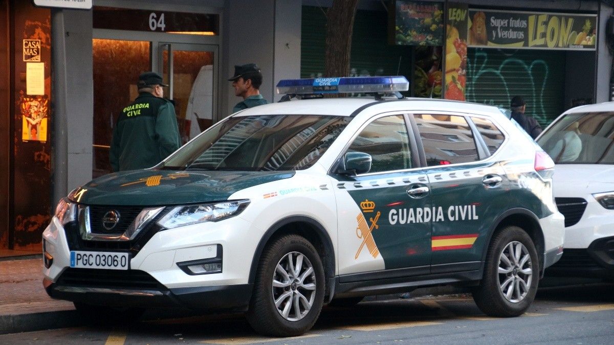 Dos agents de la Guàrdia Civil en l'operatiu conjunt amb els Mossos d'Esquadra en un domicili del carrer Ramon i Cajal de Tarragona.