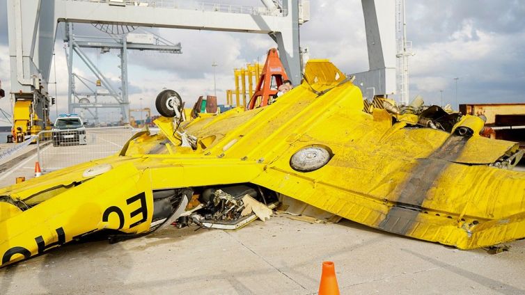 Les restes de l'avioneta de l'Aeroclub de Reus sinistrada el 3 de novembre, ja al port de Tarragona un cop descarregades per Salvament Marítim.