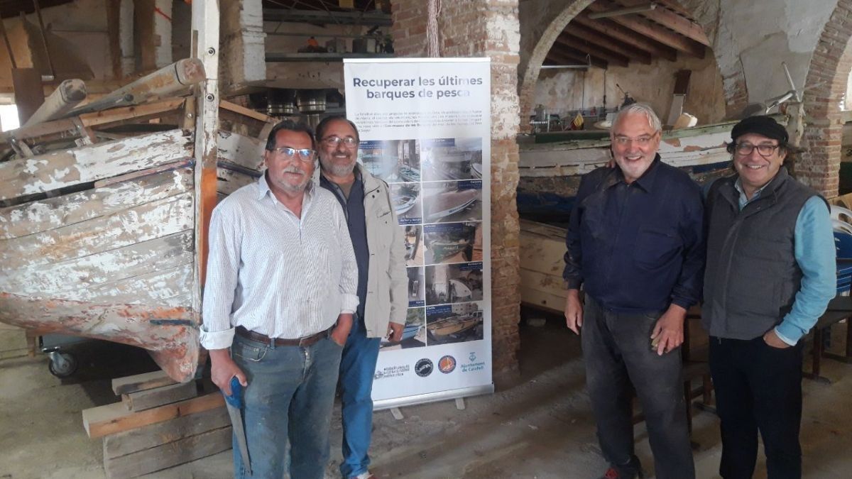 L'associació Patí Català Calafell restaura barques de pesca per tornar-les al mar. 