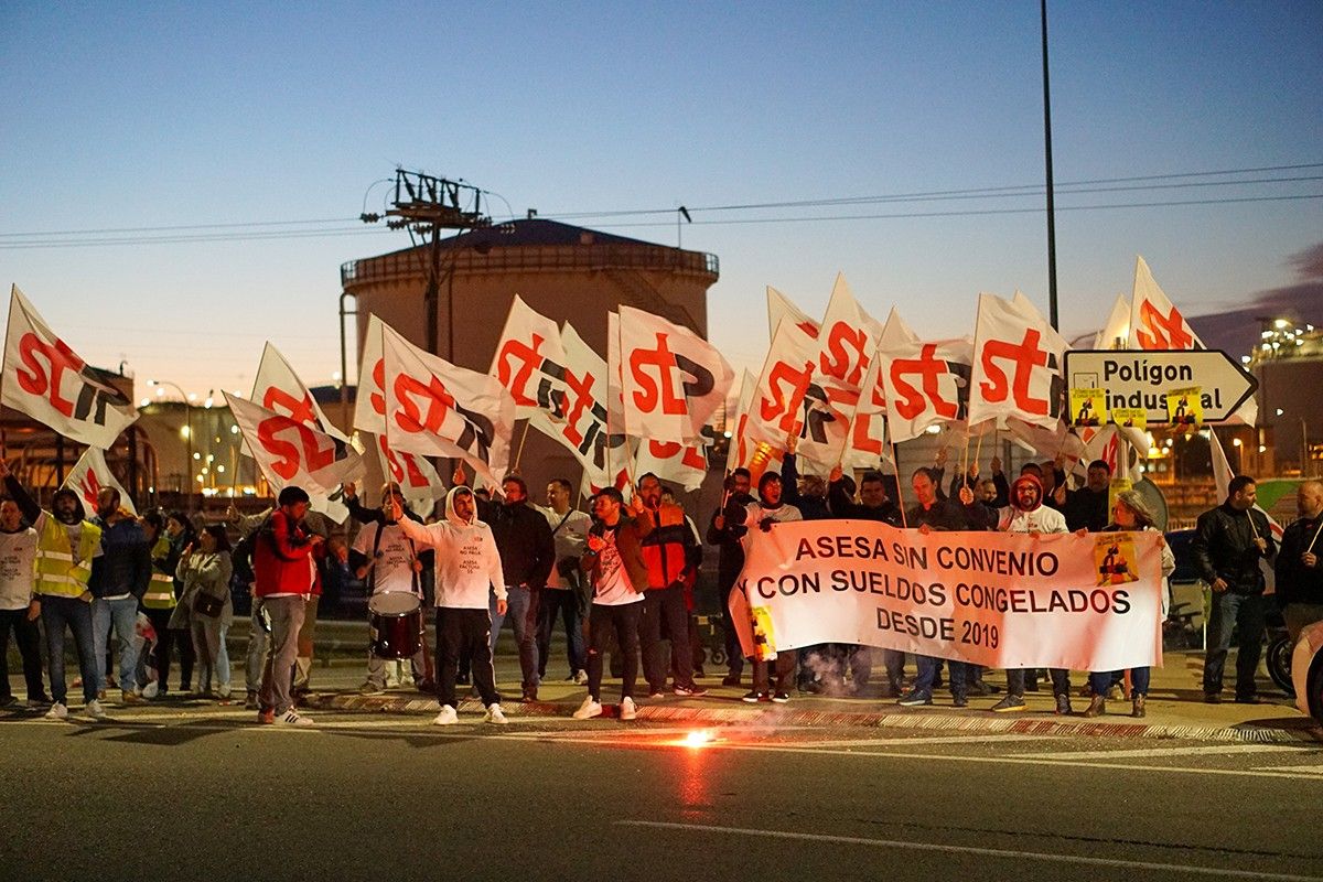 Els treballadors s'han manifestat aquest matí davant les instal·lacions d'ASESA.